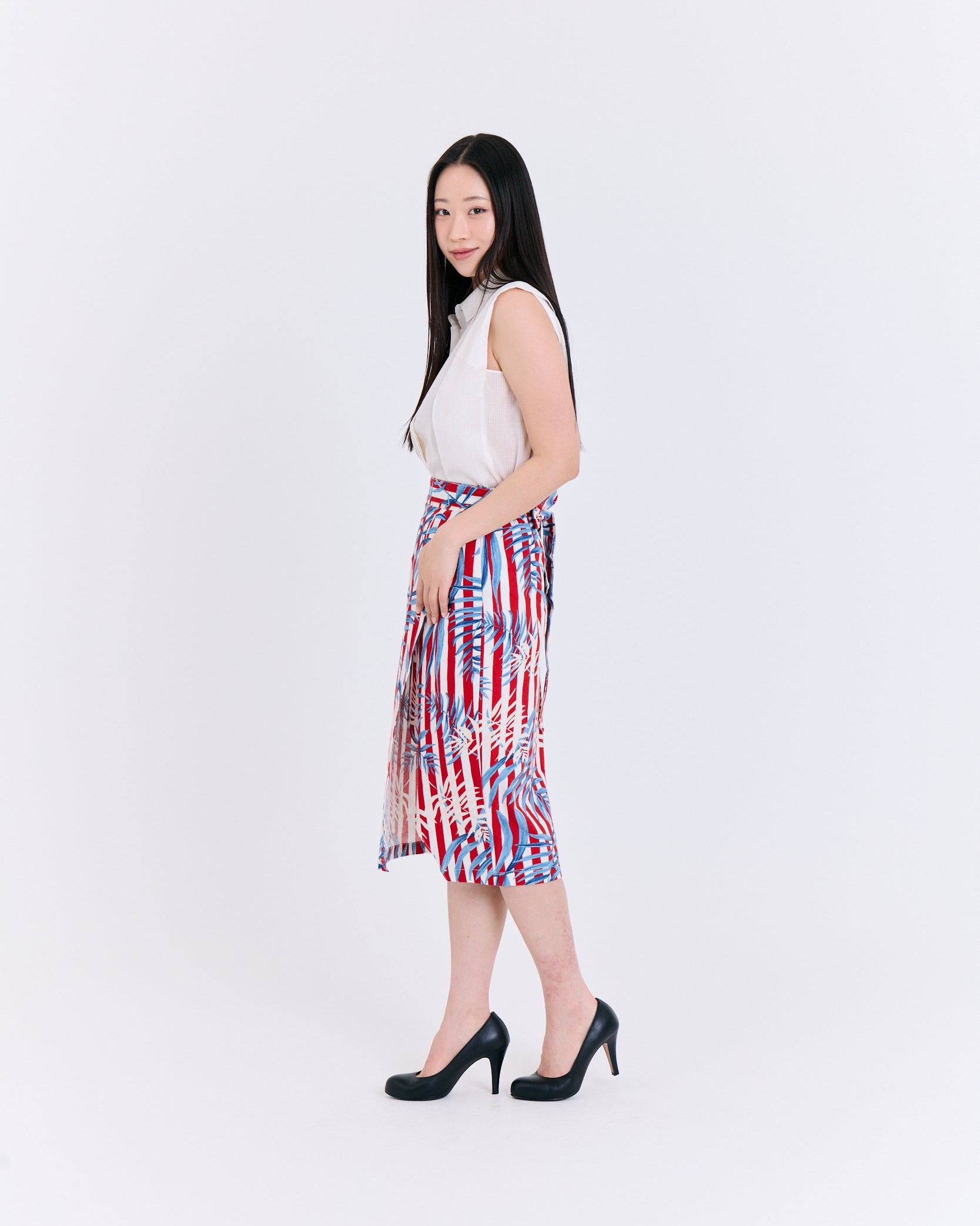 Pristine Pleated-Back Sleeveless Shirt (White)
